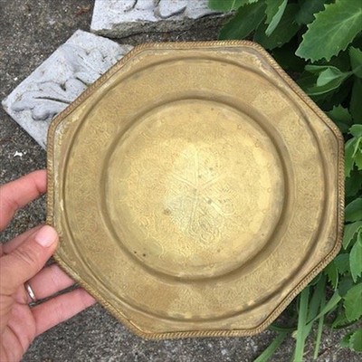 Блюдо латунное с орнаментом и крученым бортом