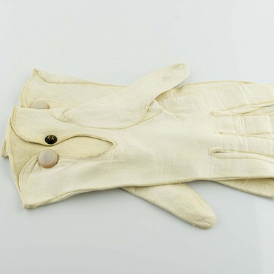 Перчатки белые кожа с клепками