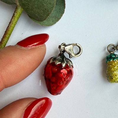 Подвеска шарм Клубника 2,5 см в стиле Thomas Sabo 925