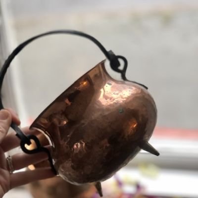 Кашпо-зольник на трех латунных ножках