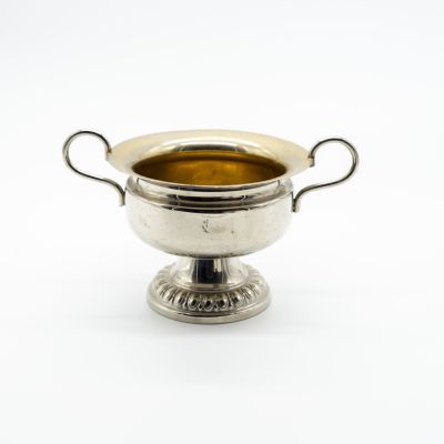Сахарница на ножке с двумя ручками