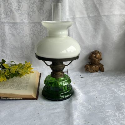 Лампа масляная на зеленом стеклянном основании с белым плафоном