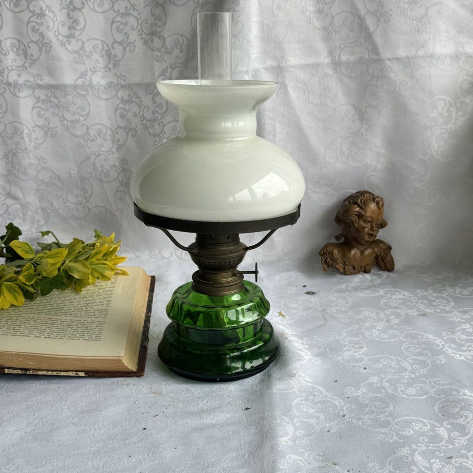 Лампа масляная на зеленом стеклянном основании с белым плафоном