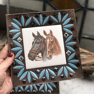 Панно керамическое с фарфоровой вставкой Лошади