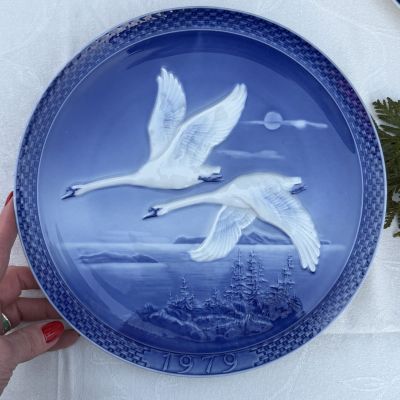 Тарелка панно Hutschenreuther 26 см Лебеди 1979 г Германия