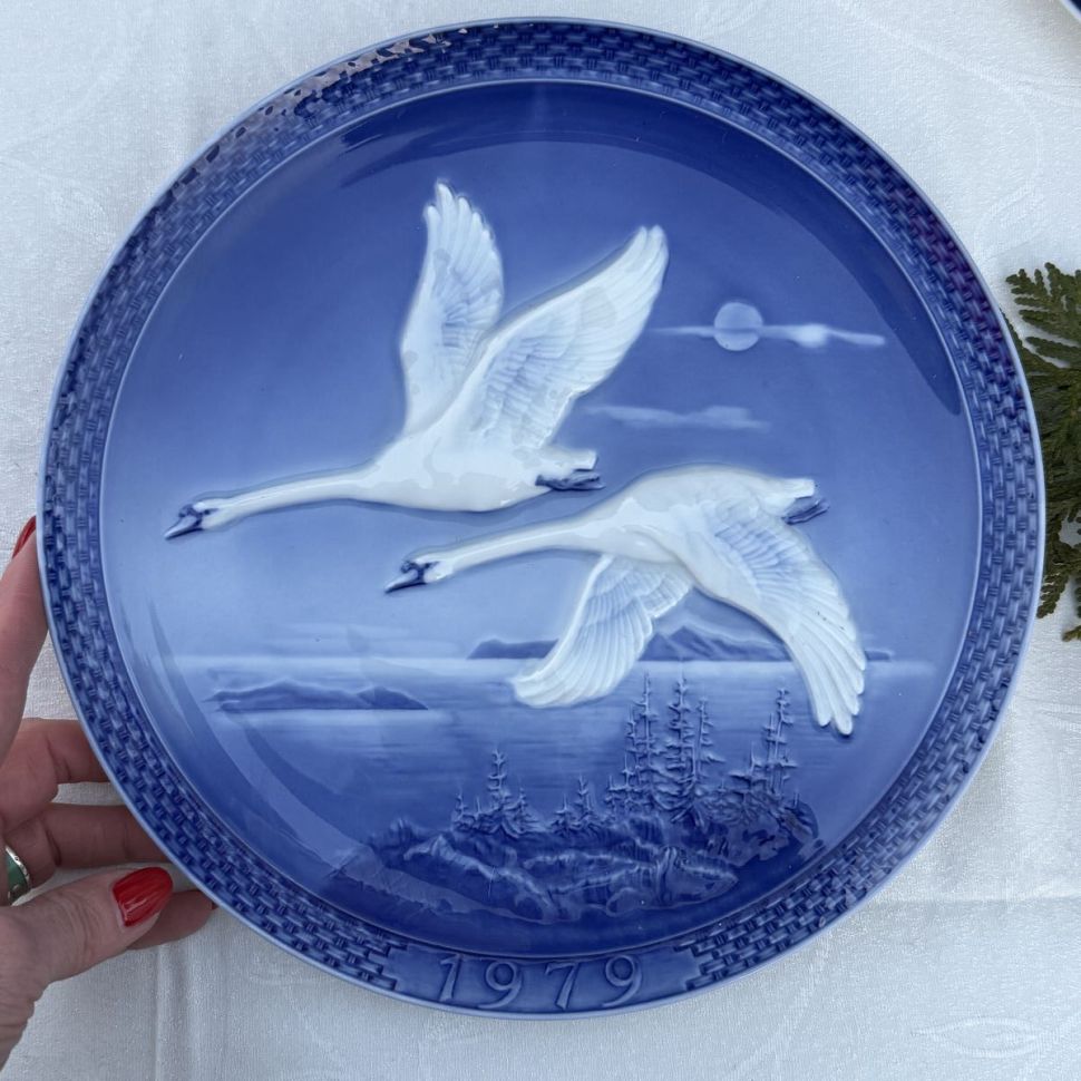 Тарелка панно Hutschenreuther 26 см Лебеди 1979 г Германия