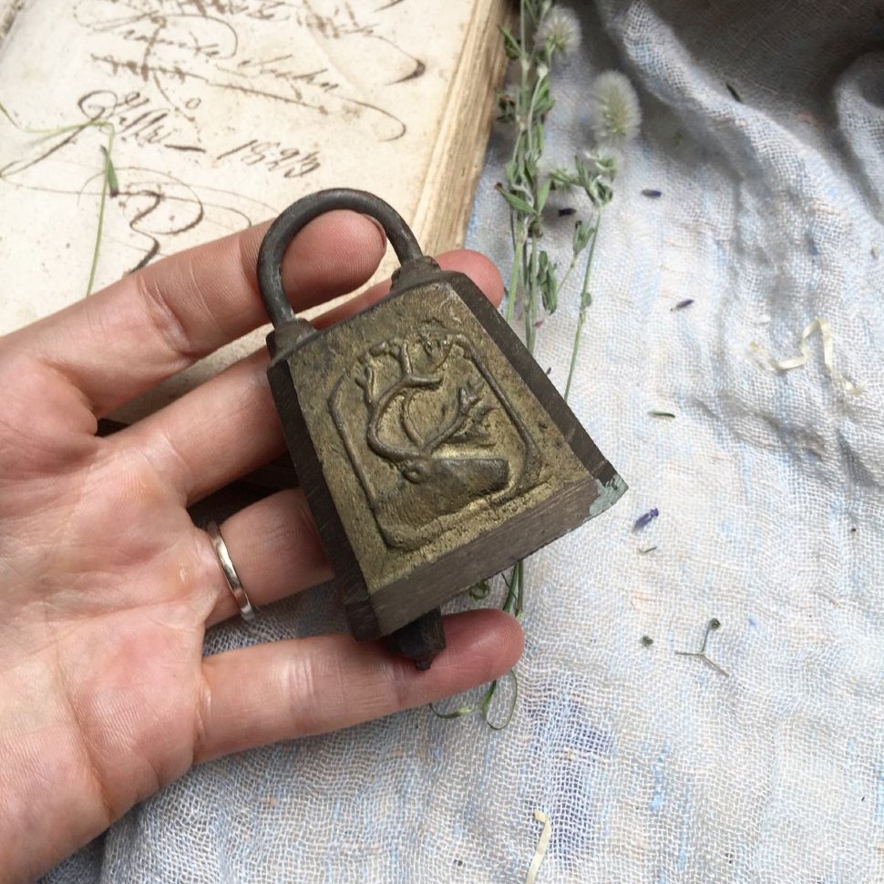 Колокол старинный с оленем