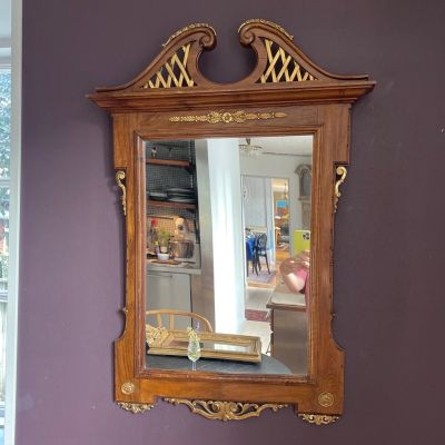 Зеркало 94х65 см в деревянной раме с элементами декора