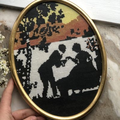 Вышивка в овальной раме под стеклом