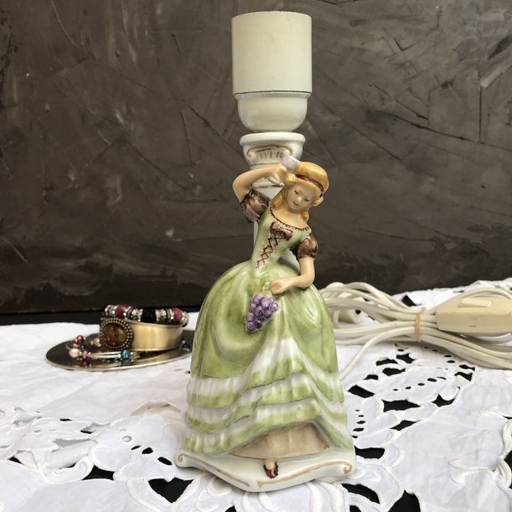 Лампа настольная Дама с виноградом