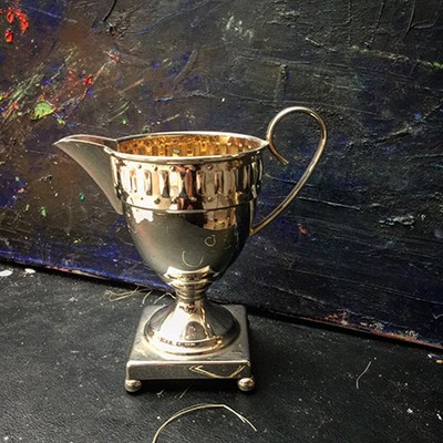 Молочник на квадратной подставке