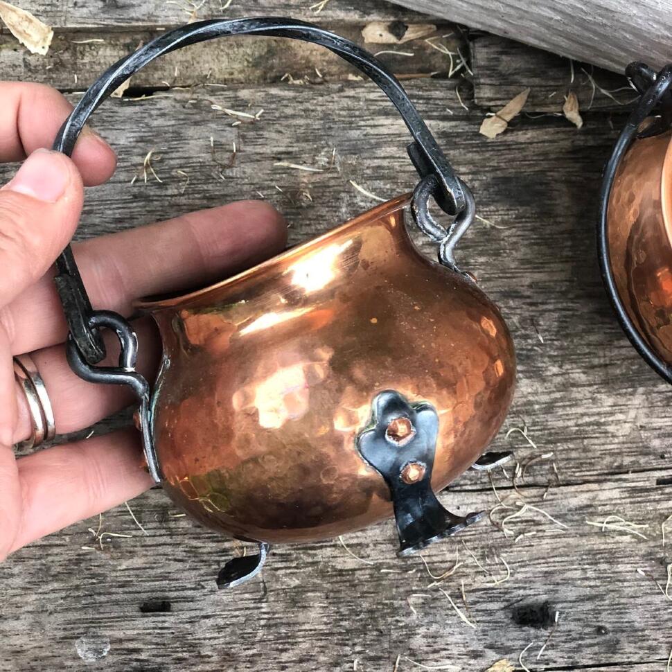 Зольник кашпо на лапках 10 см медь