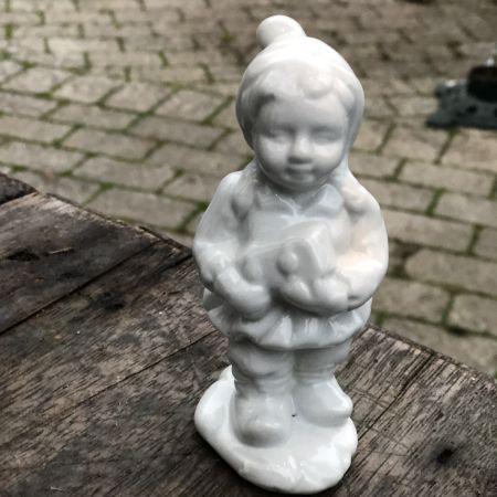 Статуэтка девочка с сундучком фарфор