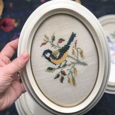 Вышивка Синица в овальной раме 