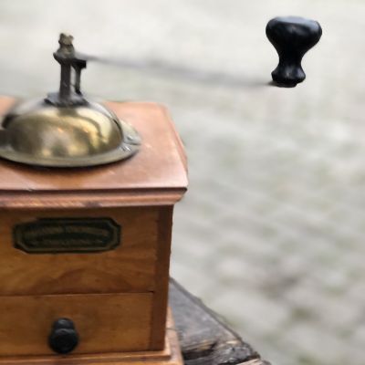 Кофемолка старинная дерево латунь