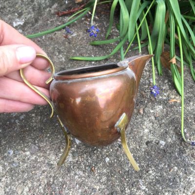 Молочник на трех латунных ножках