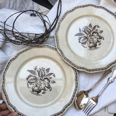 Тарелка коричневые цветы с трещиной