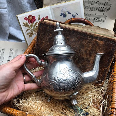 Чайник оловянный на трех ножках