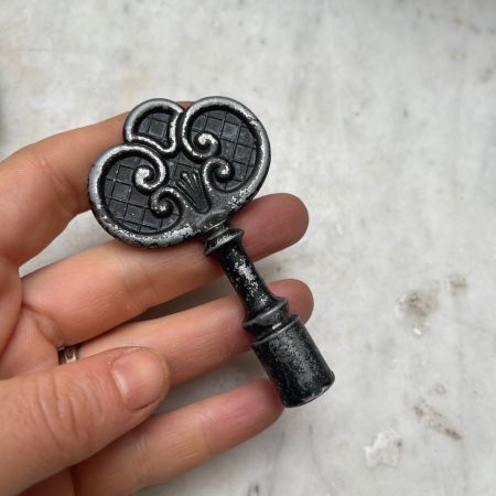 Ключ 8 см декоративный металл