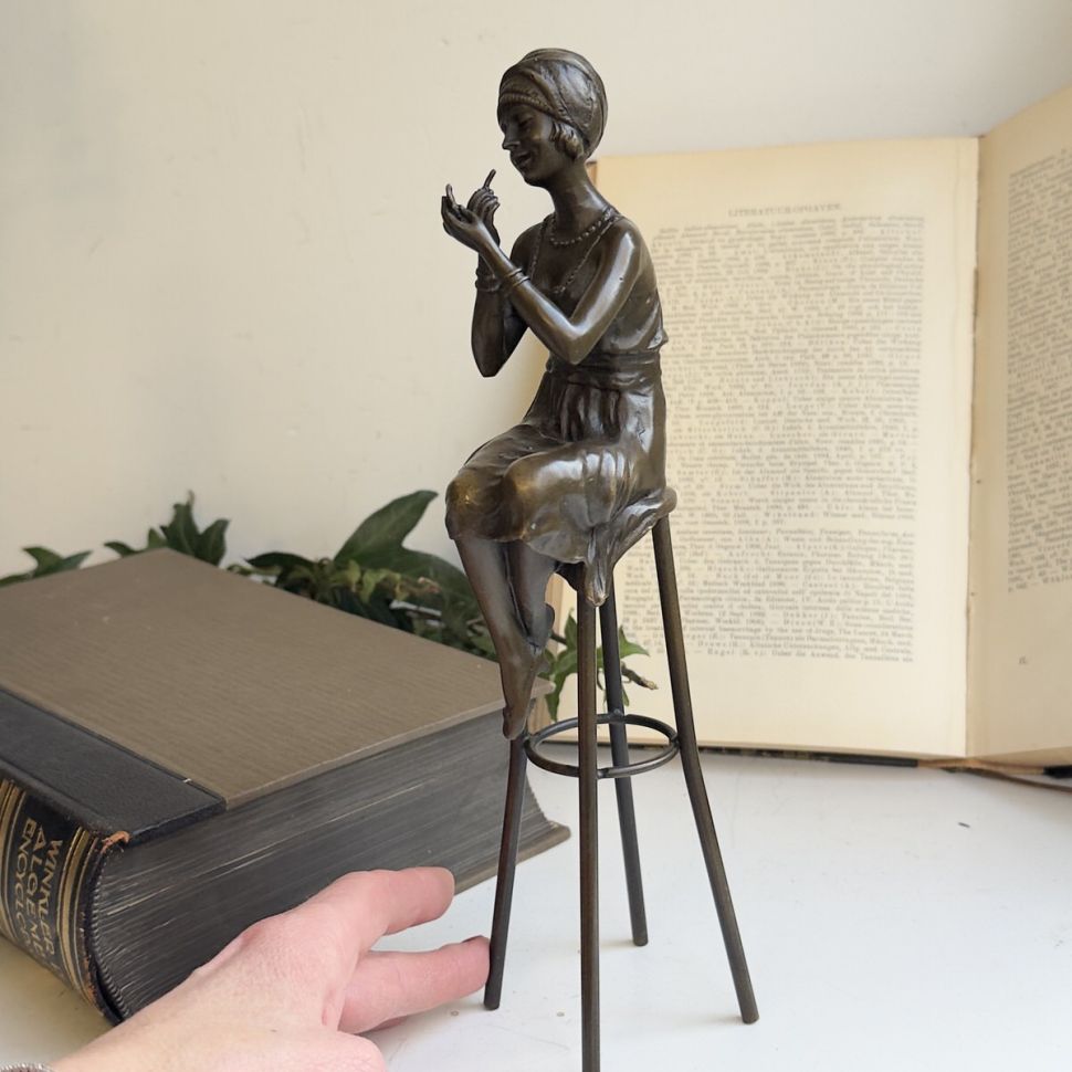 Статуэтка Девушка красящая губы Pierre Collinet 27 см Франция бронза 50-е гг 