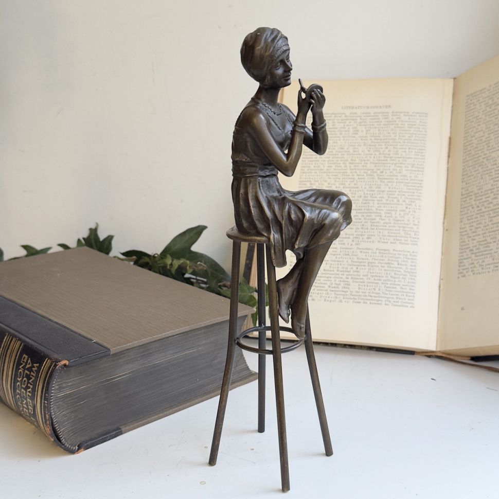 Статуэтка Девушка красящая губы Pierre Collinet 27 см Франция бронза 50-е гг 