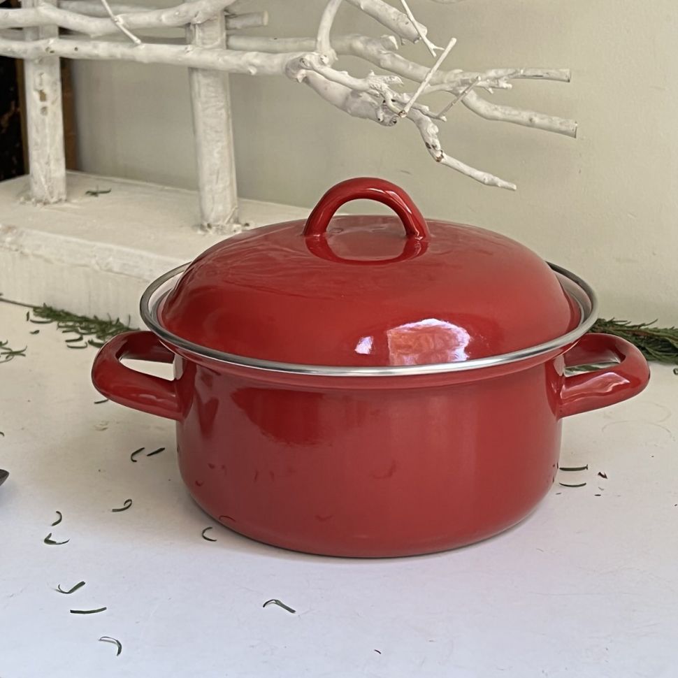 Кастрюля красная эмалированная 1,5 л