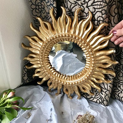 Зеркало в форме солнца отколоты два луча