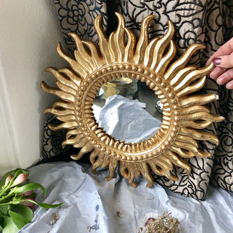 Зеркало в форме солнца отколоты два луча