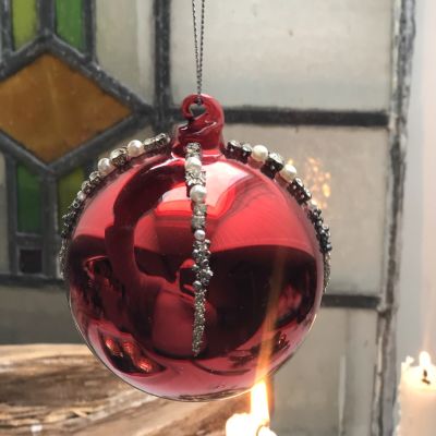 Шар новогодний красный с бусинами и стразами