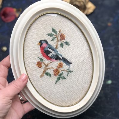 Вышивка Снегирь в овальной раме