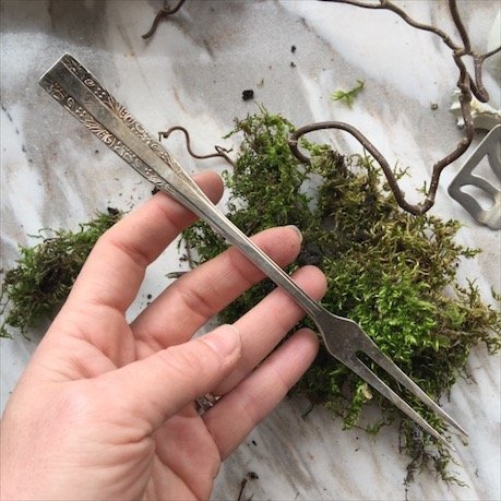 Вилка двузубец для сервировки модерн