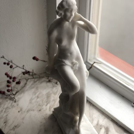 Статуэтка Женщина мрамор