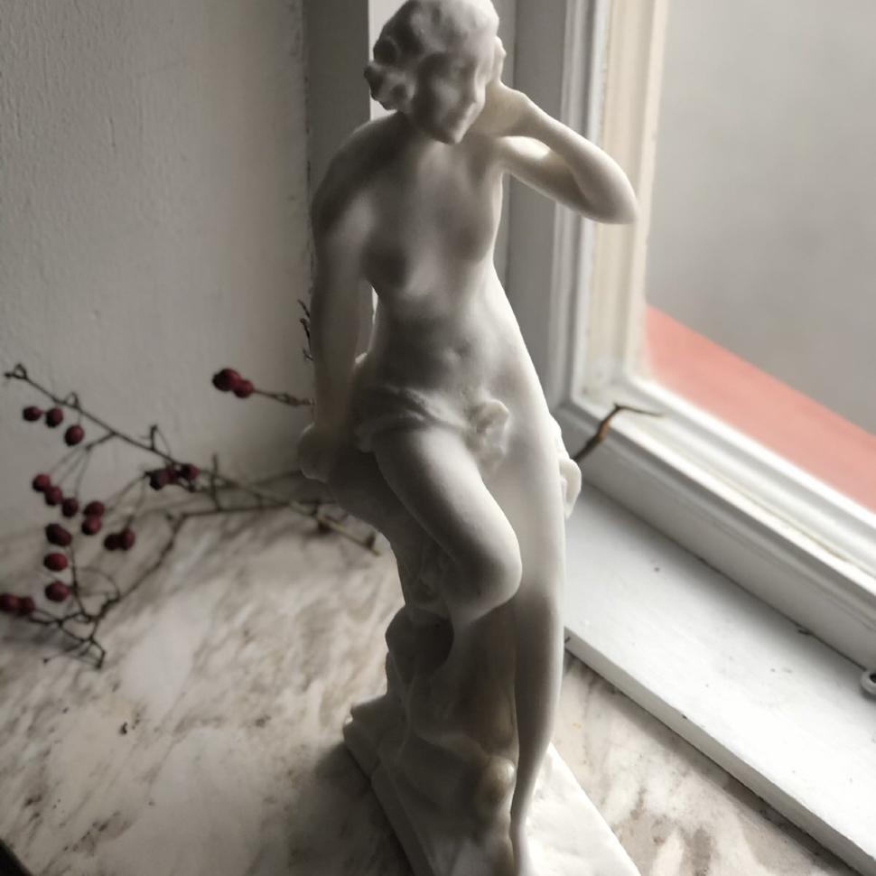 Статуэтка Женщина мрамор