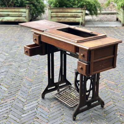 Стол со стаминой швейной машинки Singer Зингер 100 лет