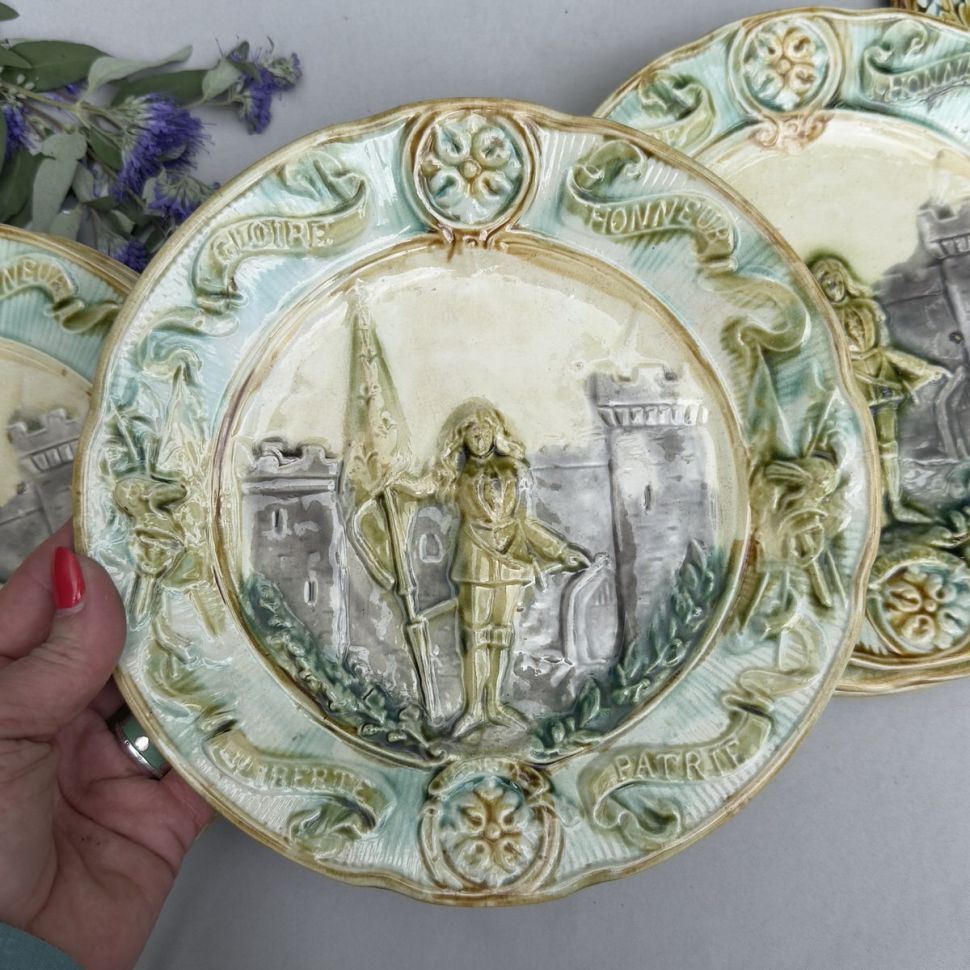 Тарелка Jeanne d'Arc 22 майолика Франция