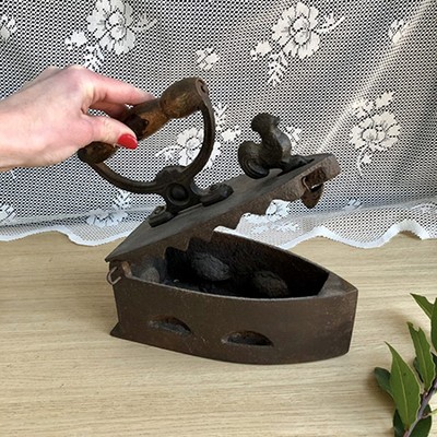 Утюг чугун с петухом и ручкой дерево