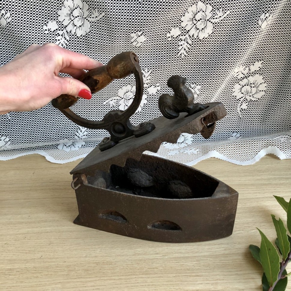 Утюг чугун с петухом и ручкой дерево