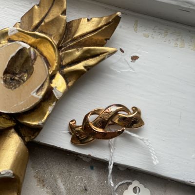 Брошь золотая винтажная с гравировкой 4 см