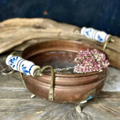 Кашпо медное на ножках с керамическими ручками