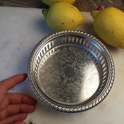 Блюдо подставка для бутылки, штихельная гравировка