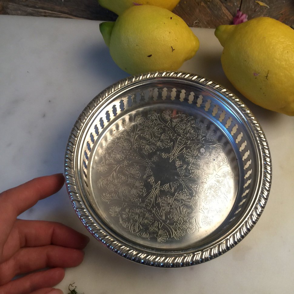 Блюдо подставка для бутылки, штихельная гравировка