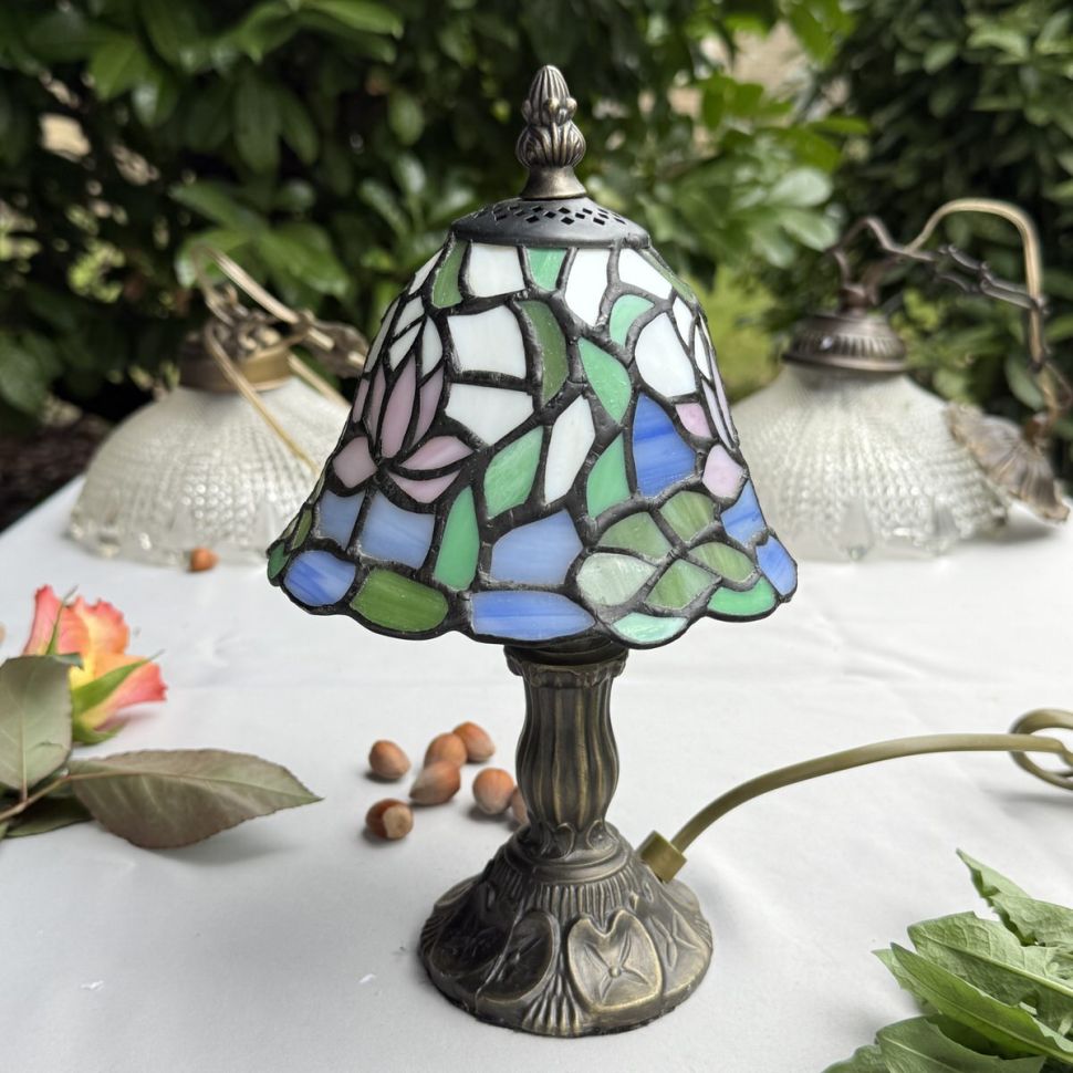 Лампа настольная Тиффани 27 см латунь витражное стекло  