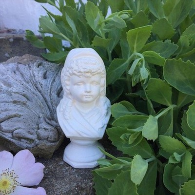 Статуэтка Бюст гипс Девочка в капоре