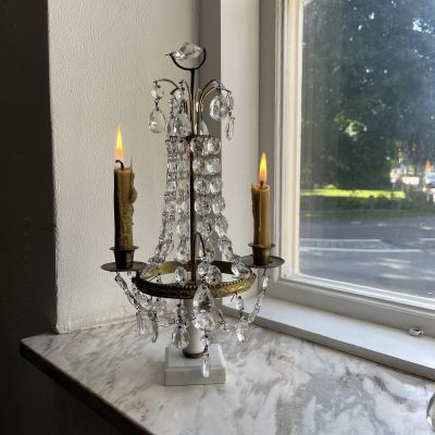 Подсвечник латунь с хрустальными подвесками на мраморном основании