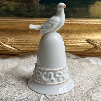 Колокольчик Avon Tapestry Collection Голубка 13 см фарфор Япония