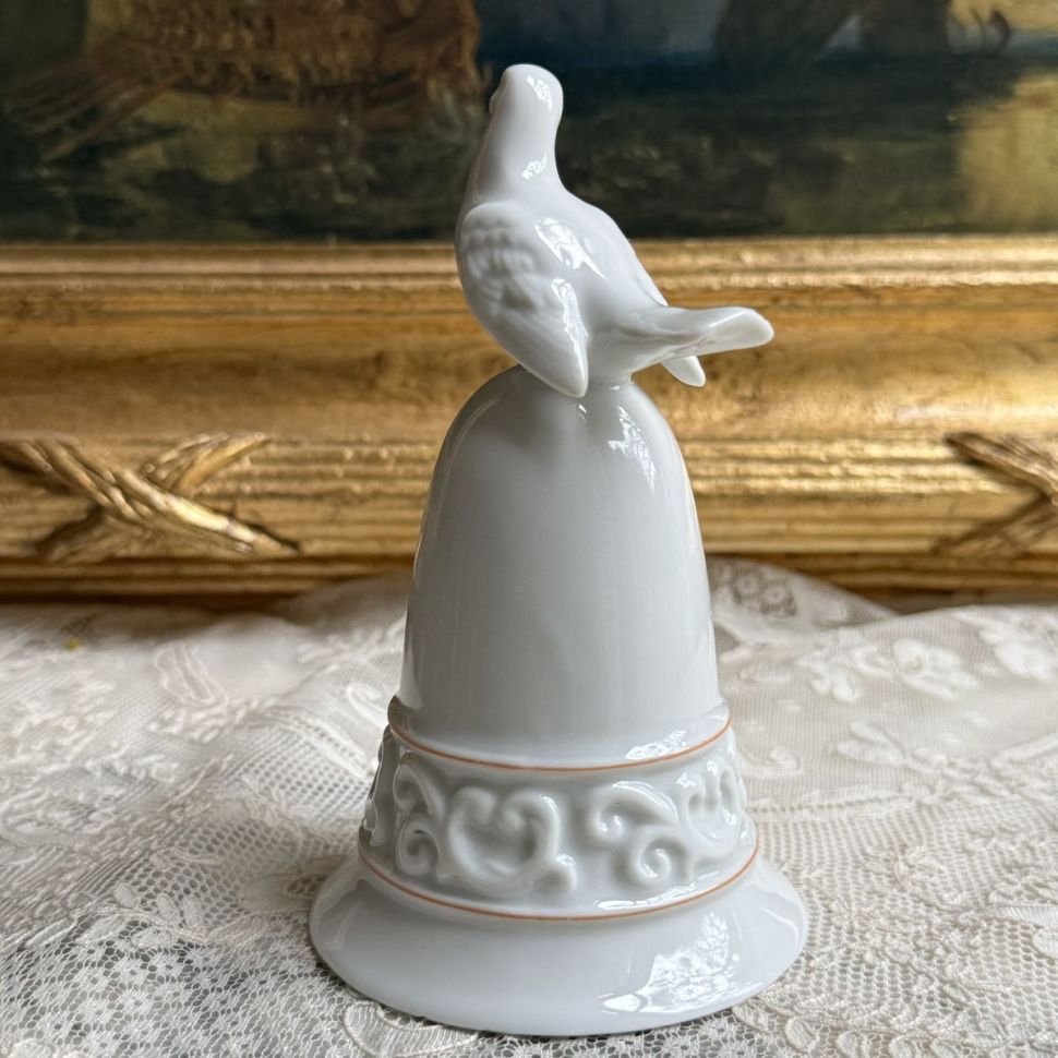Колокольчик Avon Tapestry Collection Голубка 13 см фарфор Япония