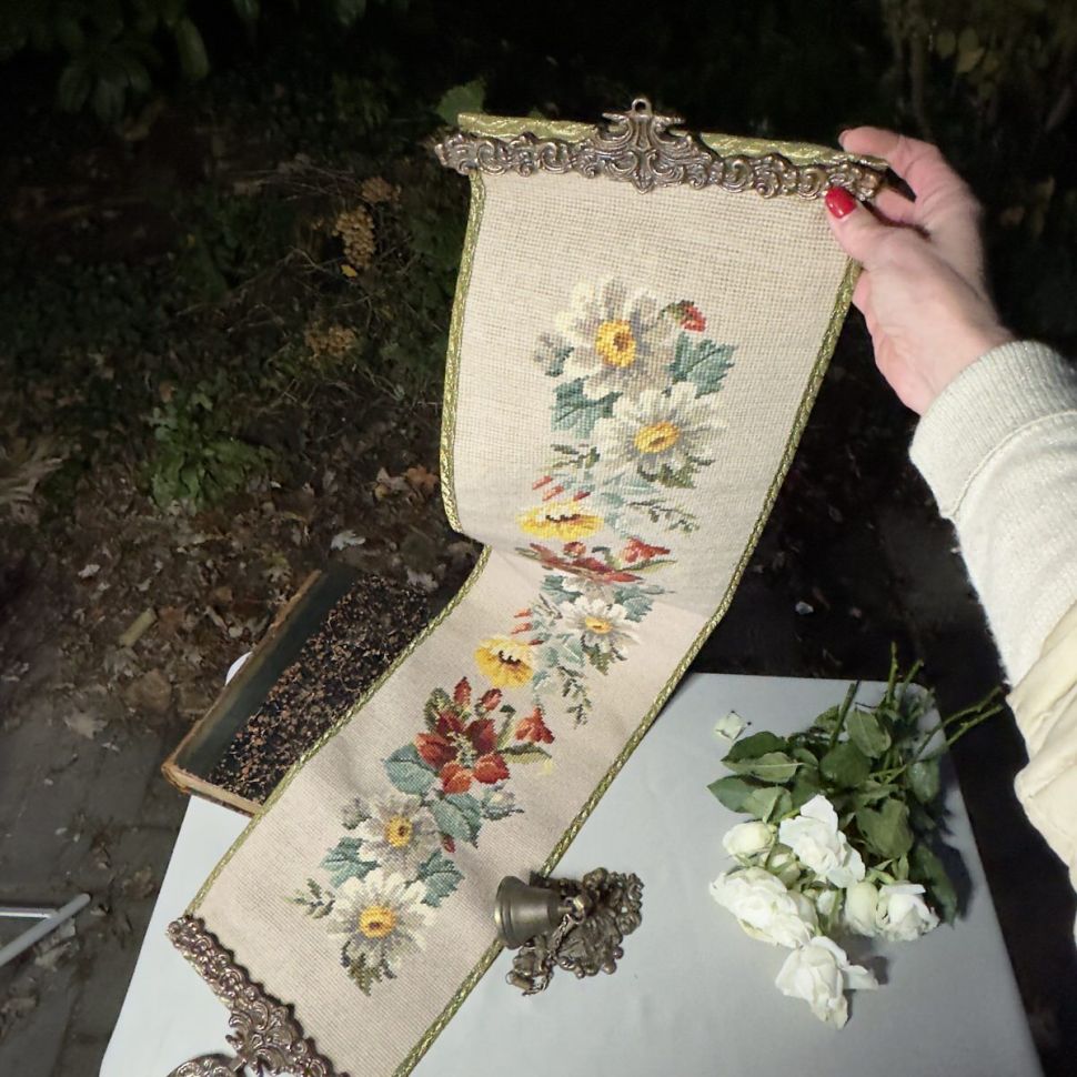 Вышивка сонетка на бронзовых держателях 24х110 см