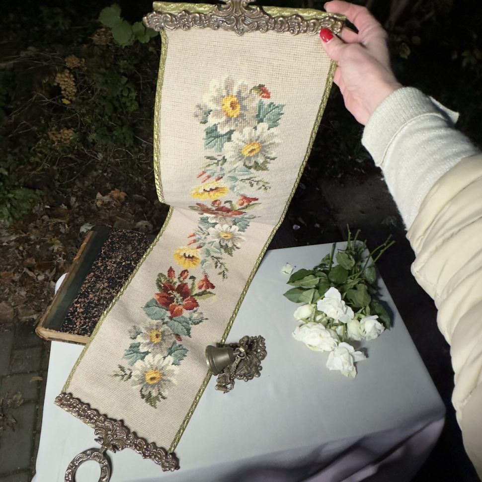 Вышивка сонетка на бронзовых держателях 24х110 см