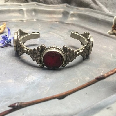 Браслет металлический с красным камнем