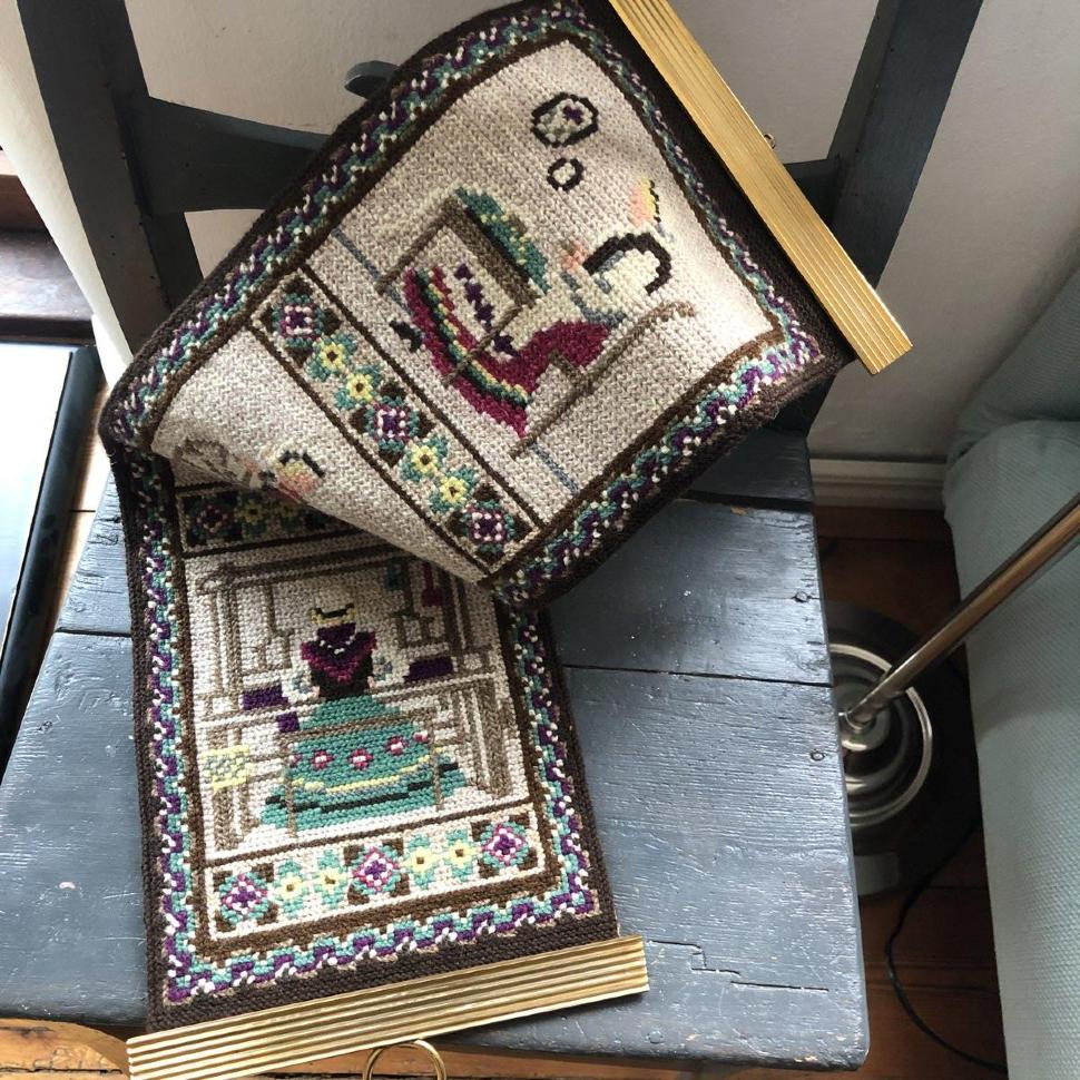 Панно сонетка Девушка за работой на металлическом держателе